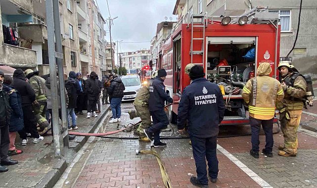 Küçükçekmece'de 6 katlı binada yangın çıktı, 2 kişi dumandan etkilendi