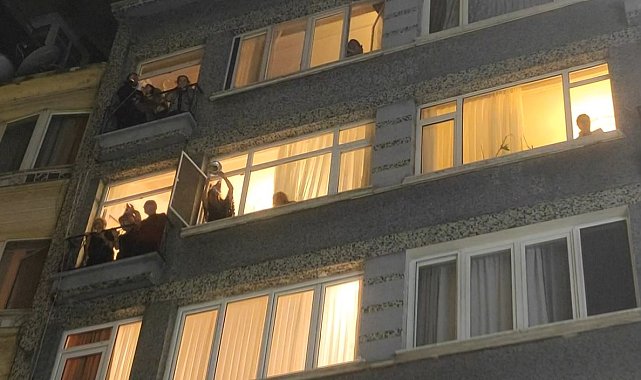 Kurtuluş sakinleri yeni yılı yine tencere ve tava çalarak karşıladı