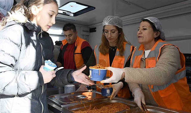 Kuşadası Belediyesi'nden makarna ve ayran ikramı