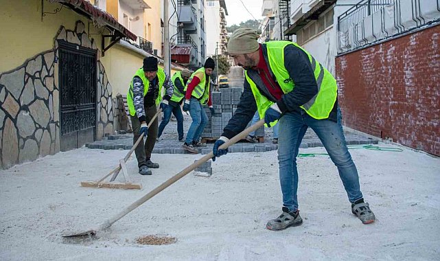 Kuşadası Belediyesi'nin yol mesaisi devam ediyor