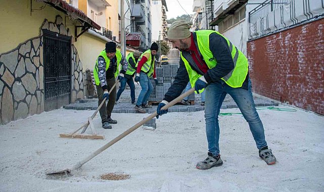 Kuşadası Belediyesi&#039;nin yol mesaisi sürüyor