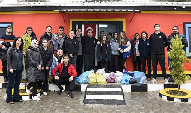 Kuşadası'nda öğrenciler can dostları besledi