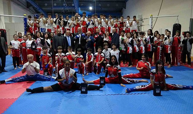 Kütahya'da kick boksta ulusal ve uluslararası yarışmalarda başarı elde eden sporcular ödüllendirildi