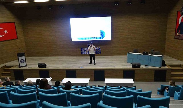 Kütahyalılar'a fotoğrafçılığı anlattı