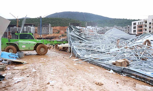 Kuvvetli fırtına şantiye alanındaki çatıları uçurdu: 2 kişi yaralandı, 2 araç zarar gördü