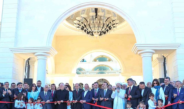 Kuzey Kıbrıs&#039;a 6 minareli muhteşem camii