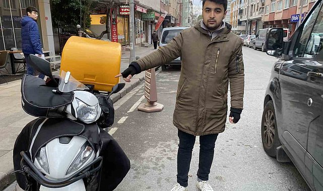 Laf attıkları motokuryeyi yakalamayınca motosikletini tekmelediler