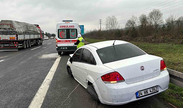 Lastiği patlayan otomobil bariyerlere çarptı
