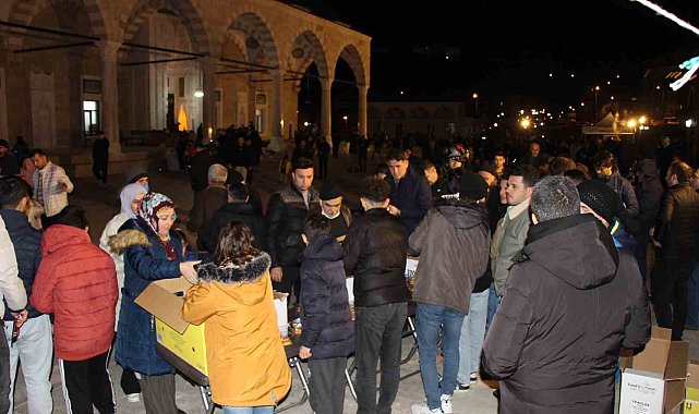Lise öğrencileri helva yapıp kandil akşamı halka dağıttı