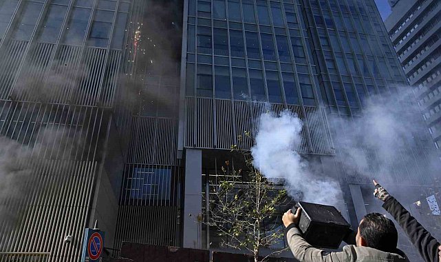 Lübnan'da paralarını çekemeyen mevduat sahipleri, Merkez Bankası'na havai fişek fırlattı