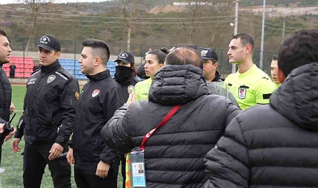 Maç sonu taraftarlara el hareketi yapınca ortalık karıştı
