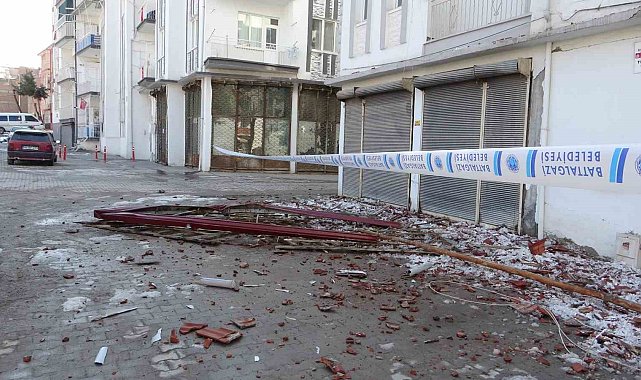 Malatya'da 4 katlı binanın çatısı çöktü