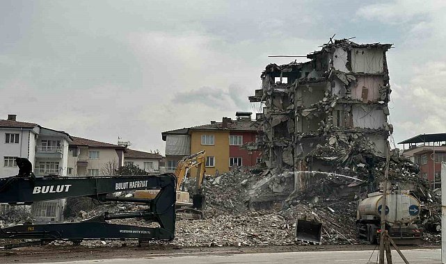 Malatya'da ağır hasarlı binaların yıkımları sürüyor
