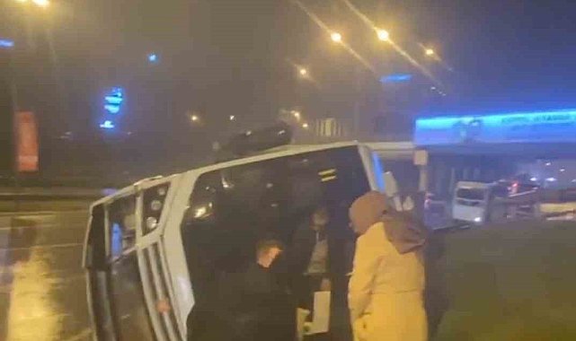 Maltepe'de minibüs yan yattı, vatandaşlar yardıma koştu