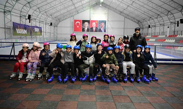 Mamak'ta vatandaşlar ücretsiz buz pateni keyfi yaşıyor