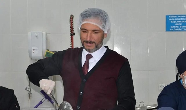 Manisa Milli Eğitim Müdürü yatılı öğrencilere yemek dağıttı