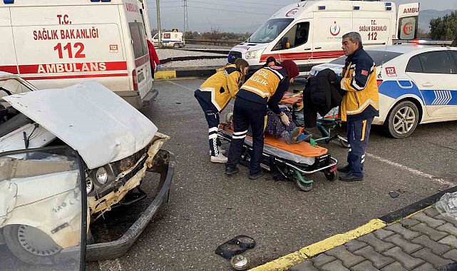 Manisa'da 2 otomobil çarpıştı: 8 yaralı