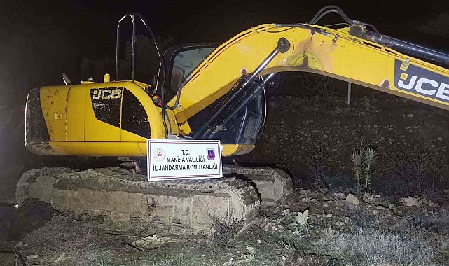 Manisa'da iş makineli kaçak kazıya jandarmadan suçüstü