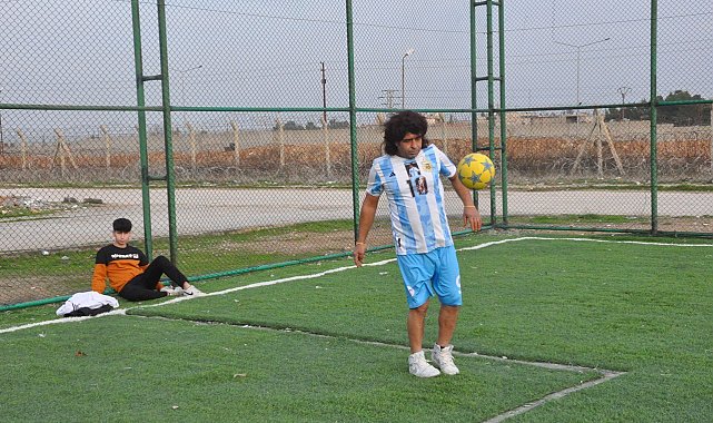 Maradona'ya benzerliği ile herkesi şaşırtıyor