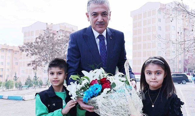 Mardin Valisi Tuncay Akkoyun, öğrencilerin karne sevincine ortak oldu