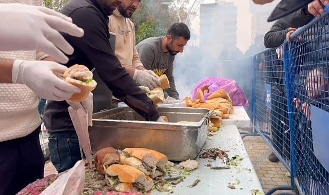 Mardin'de düzenlenen festivalde 1 ton hamsi dağıtıldı