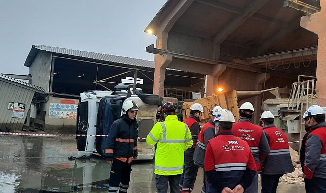 Mardin'de hafriyat kamyonu devrildi: 2 yaralı