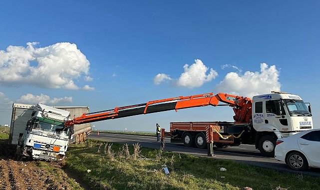 Mardin'de kontrolden çıkan tır devrildi