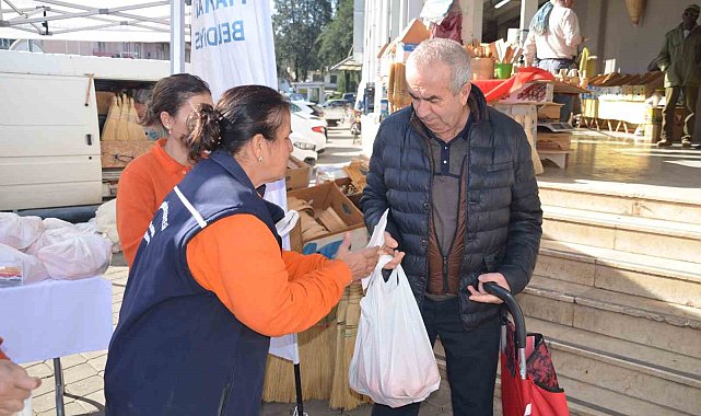 Marmaris Belediyesi 400 kilogram turunç dağıttı