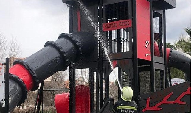 Menteşe'de çıkan yangın sonucunda parkta bulunan kaydırak zarar gördü