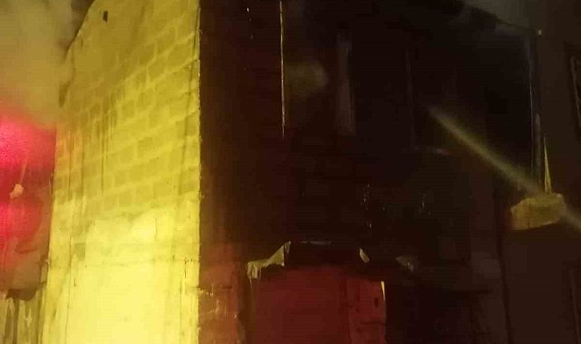 Mersin Tarsus'ta biri metruk iki ev yandı