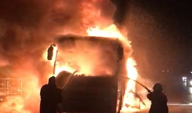 Mersin'de otobüs alev alev yandı