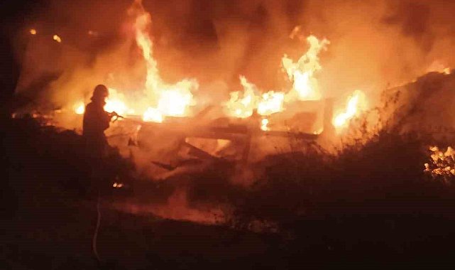 Mersin'de refüje çıkan tırda yangın