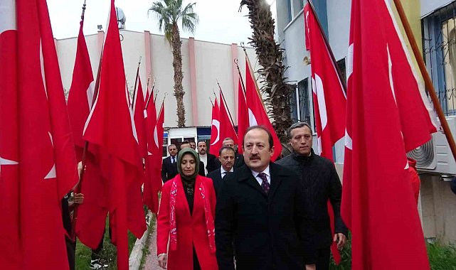 Mersin'de şehitler okullarda anıldı, bayrak gençlere teslim edildi
