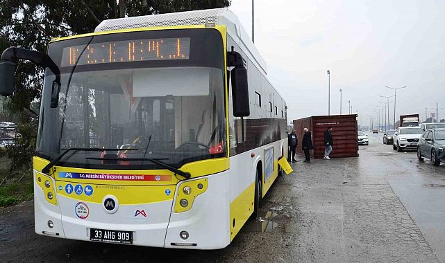 Mersin'de tırın üzerinden düşen konteyner belediye otobüsüne çarptı