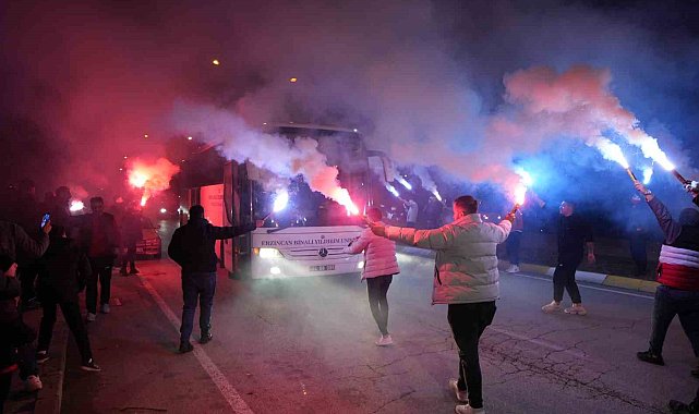 Meşaleli taraftarlar 24Erzincanspor&#039;u coşkuyla karşıladı