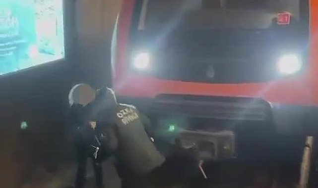 Metroda raylara atladı, kendisini arayan güvenliğe 'ölmek istiyorum' dedi