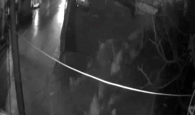 Mezarlık duvarının çökme anı güvenlik kamerasına yansıdı