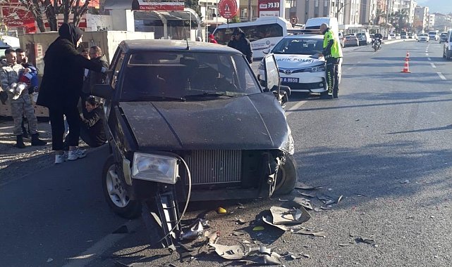 Milas'ta kamyonet ile otomobil çarpıştı