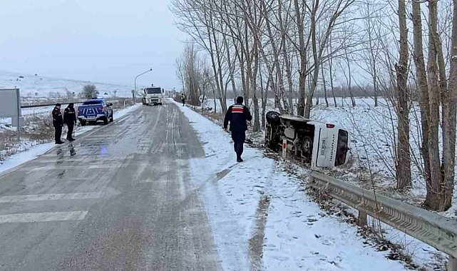 Minibüs kayganlaşan yolda devrildi: 3 yaralı