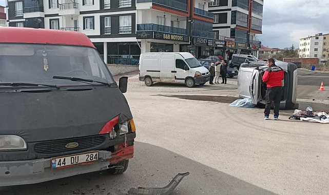 Minibüsle çarpışan otomobil yan yattı: 1 yaralı