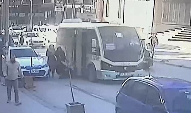 Minibüsten inen çocuğa aracın kapısı çarptı