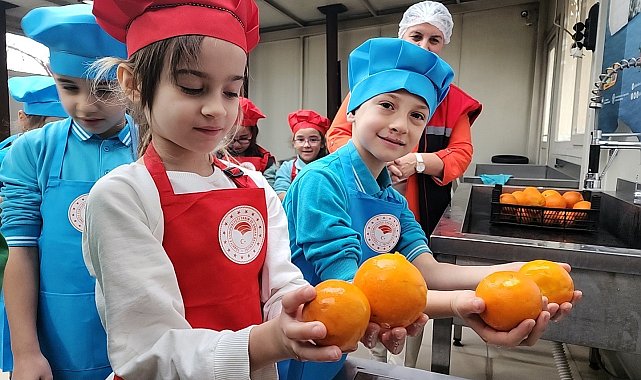 Minik öğrenciler gıda israfını önlemek için evde bulunan meyvelerden reçel yaptı