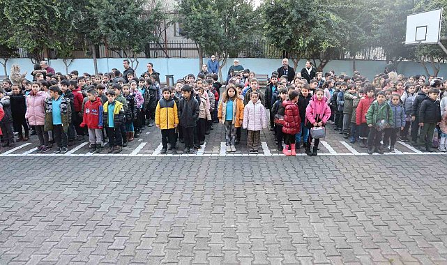 Minik öğrencilerden şehit Mehmetçikler için saygı duruşu