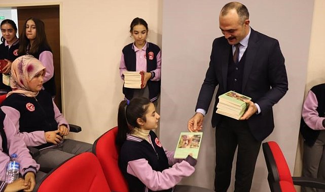 Minik öğrencilere kitap hediye edildi