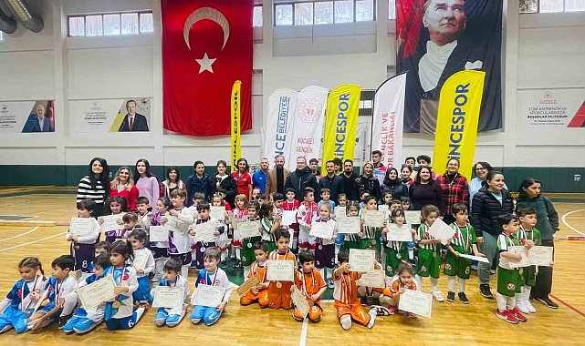 Miniklerin salon hokeyi turnuvası heyecana sahne oldu