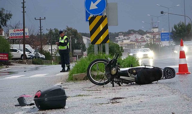 Motosiklet ile otomobil çarpıştı, kaza anı güvenlik kameralarına yansıdı: 1 yaralı