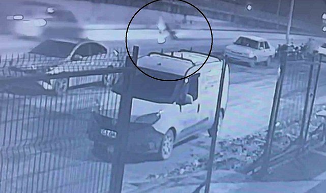 Motosikletten düşen gencin üzerinden araç geçti: O anlar kamerada