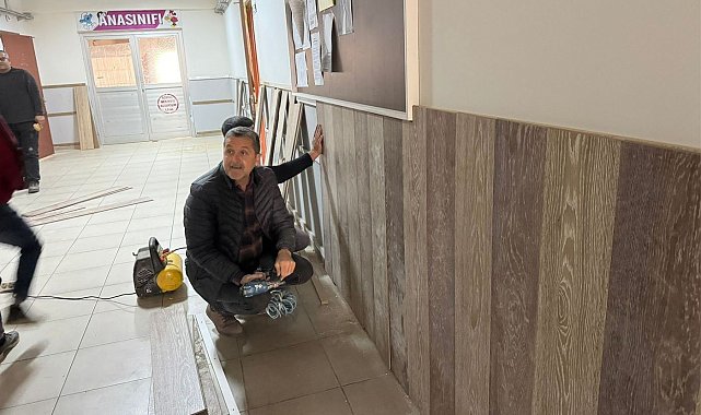 Müdür ve öğretmenler ara tatilde okulun bakım ve onarımını yapıyor