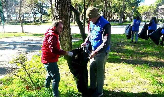 Muğla'da gönüllü öğrencilerden çevre temizliğinde örnek davranış