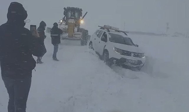 Muradiye'de karda mahsur kalan araçlar kurtarıldı